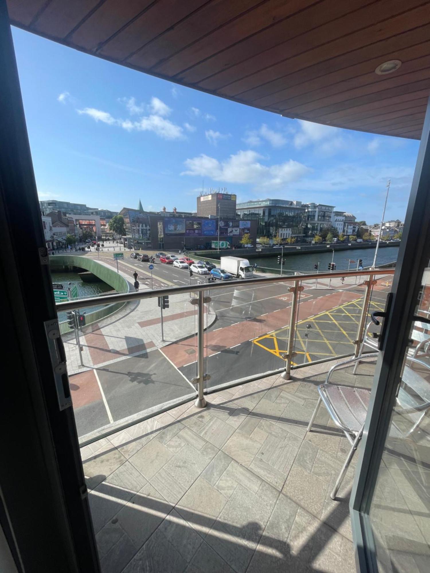 Fabulous And Sunny 2 Bed Apartment, In City Centre Cork Exteriör bild