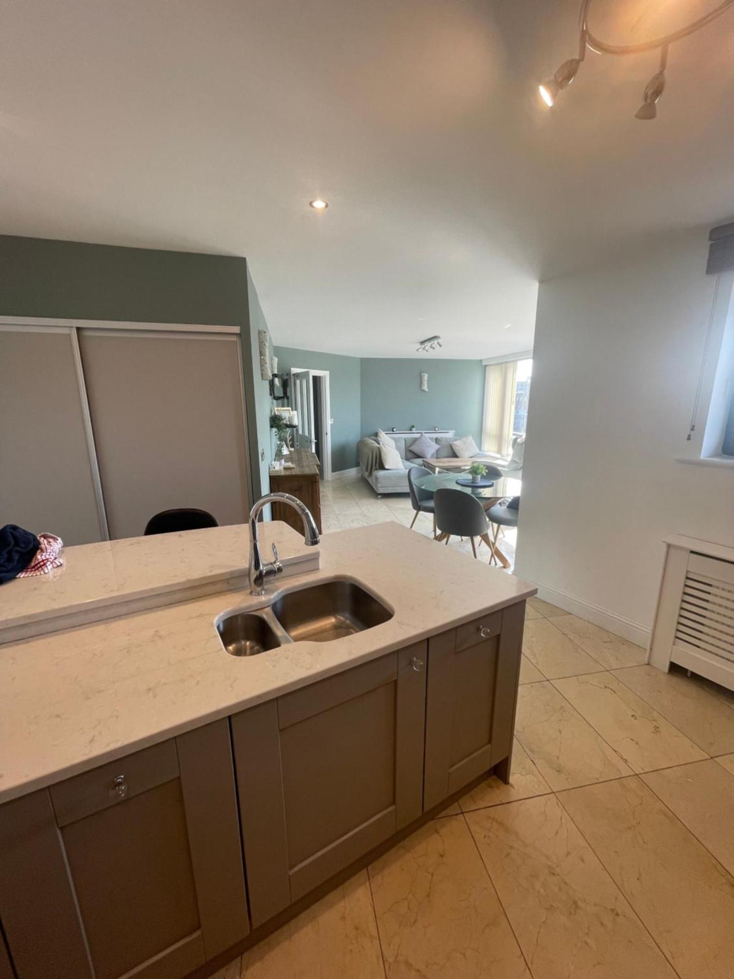 Fabulous And Sunny 2 Bed Apartment, In City Centre Cork Exteriör bild